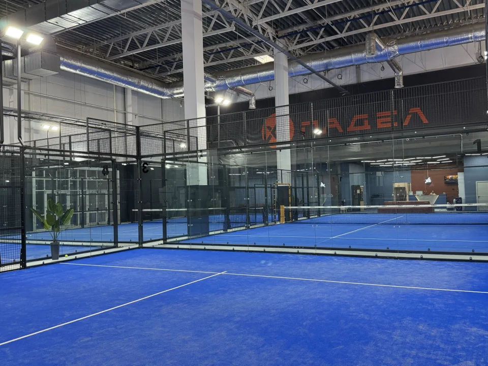 Несколько панорамных кортов под одной крышей